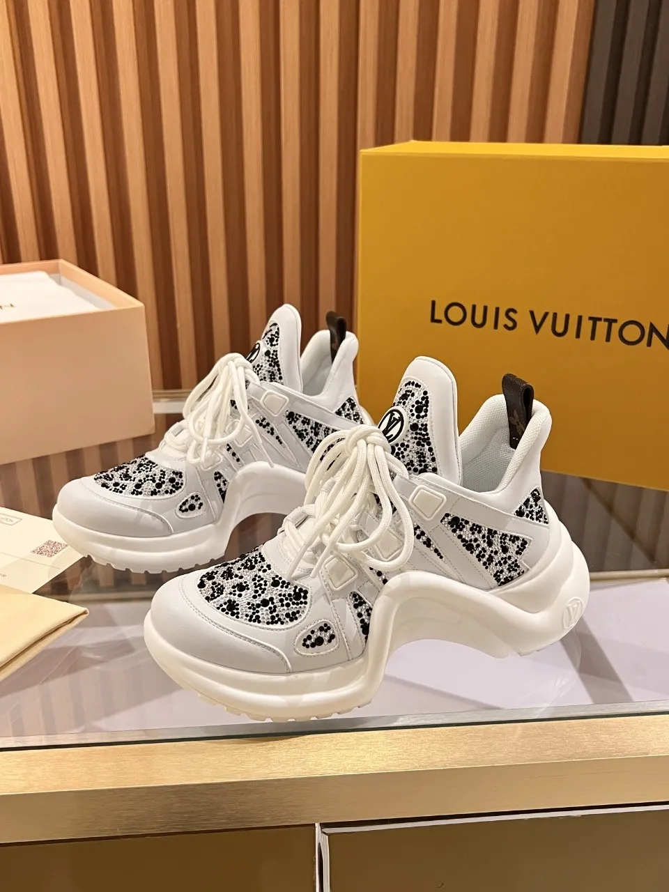 👟👟Ex-factory price 800👟👟 2025 new LV fancy black and white diamond model, high-end and elegant, showing long legs, casual sports dad shoes with heel height of about 5.5cm, 35-41